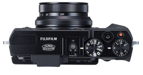 Fujifilm X30, top con ghiere funzioni e manuali